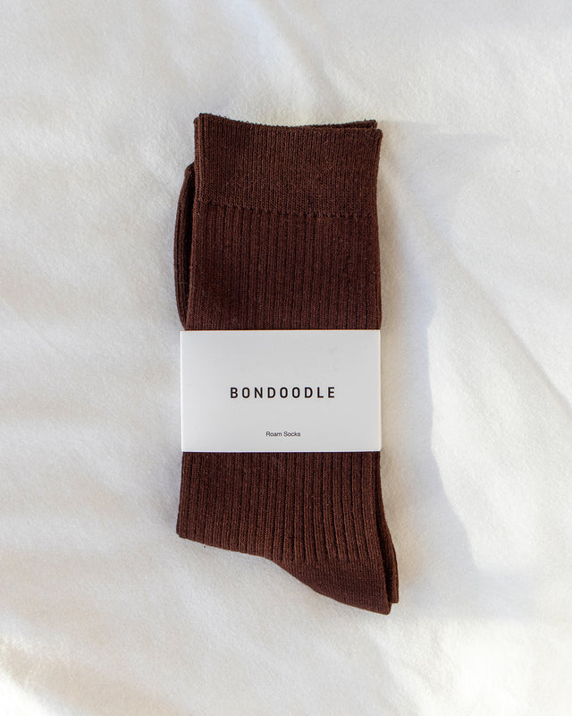 Premium cotton Roam socks in espresso brown