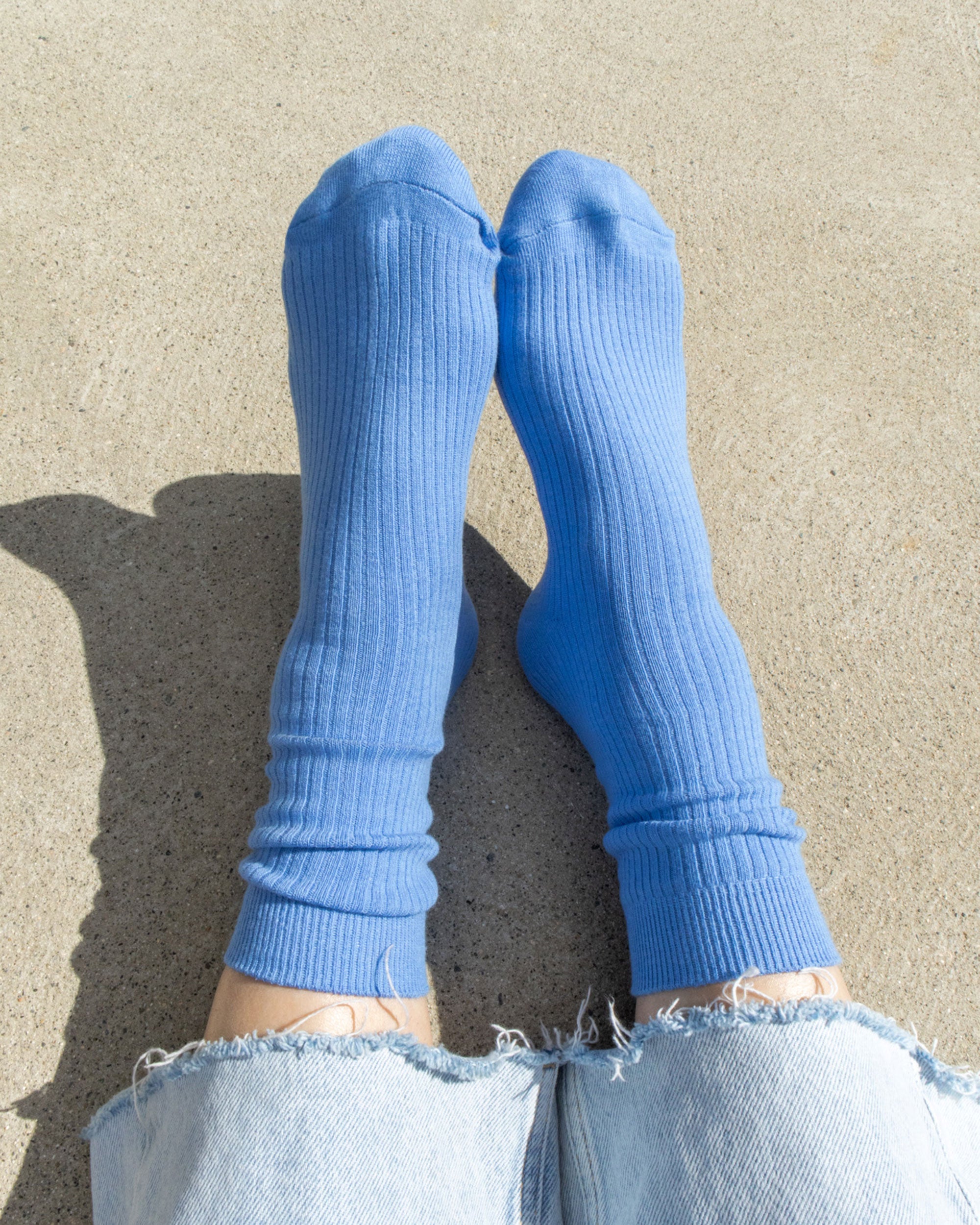 Chaussettes Roam Crew au bord de la piscine